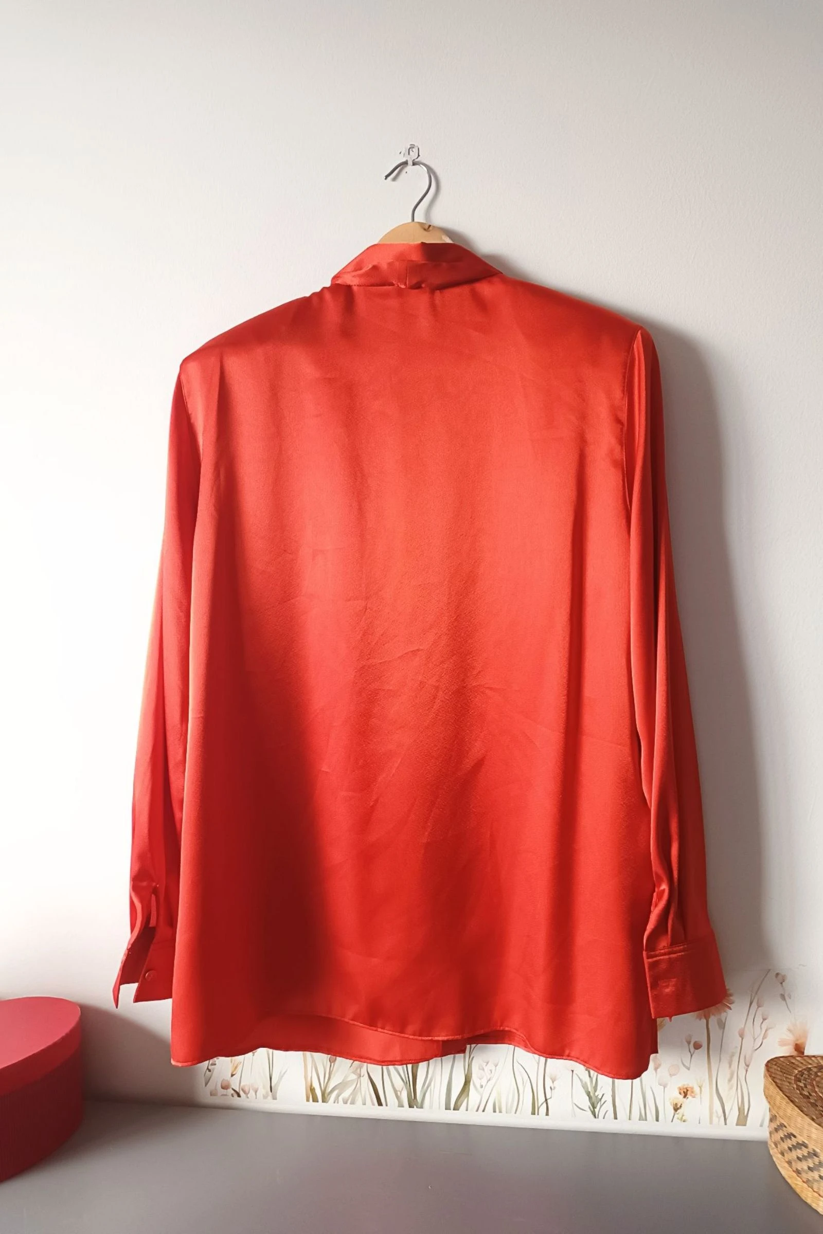 Rode satijnen blouse met strik maat 42 – photo 3
